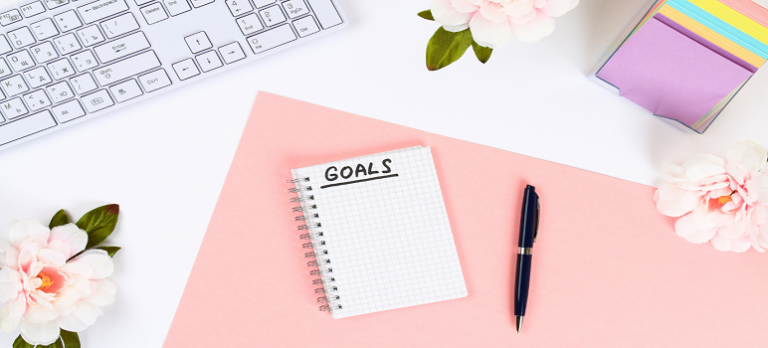 a-pen-and-a-notebook-to-write-how-to-effectively-set-goals-in-life