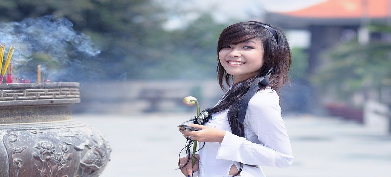 girl-showing-how-to-be-more-attractive-simply-by-smiling