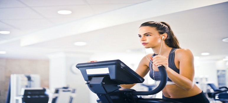 woman-working-out-at-gym-and-showing-how-to-be-inspirational-for-others
